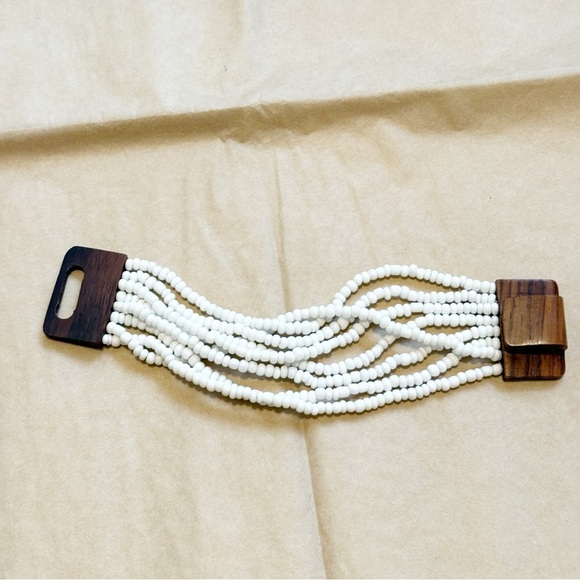 Beaded white bracelet - Picture 1 of 3